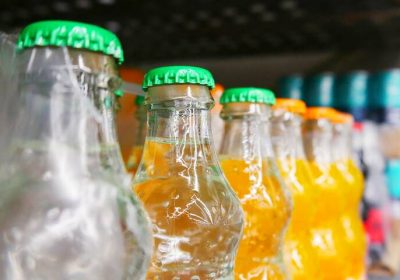 Microplastiques dans les boissons – Les bouteilles en verre plus contaminées que les autres contenants